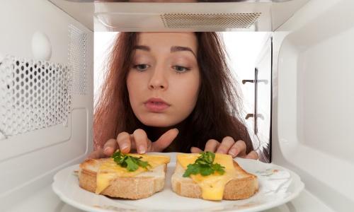 Что ждет тех, кто греет в микроволновке