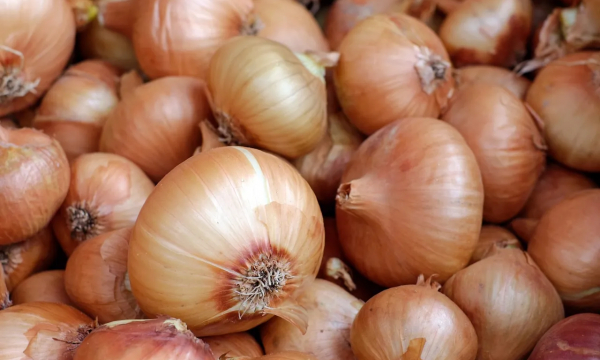 4 лайфхака с луком, которые пригодятся не только на кухне