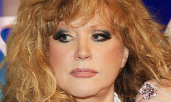 Пугачева неспроста вся сморщилась и еле-еле ходит: уже все знают о любовнице ее мужа