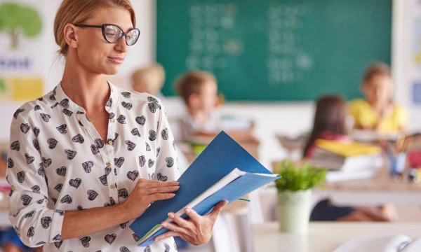 Глупо, обидно и подсудно: что запрещено дарить на День учителя