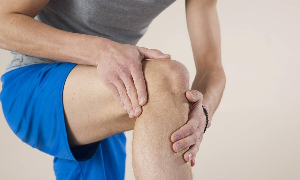 Названы самые распространенные причины боли в коленях