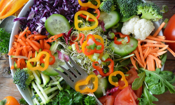 Лучше хрустите сырыми. Врач объяснила, какие овощи лучше вообще никогда не готовить